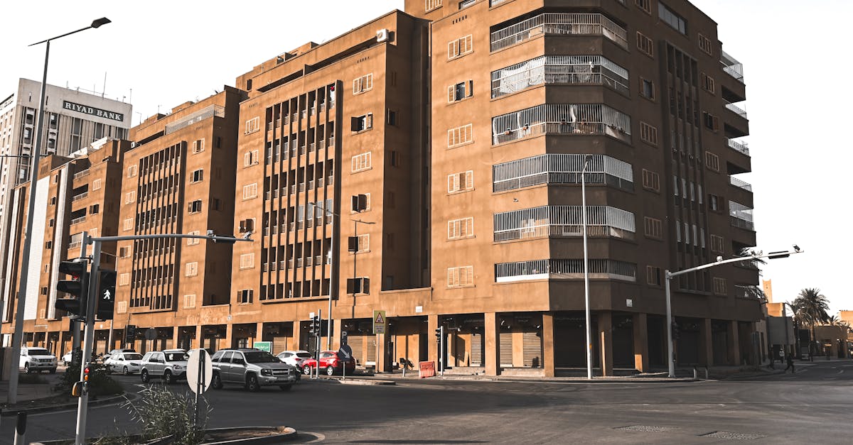 What are the best banking options in Saudi Arabia for expats?
