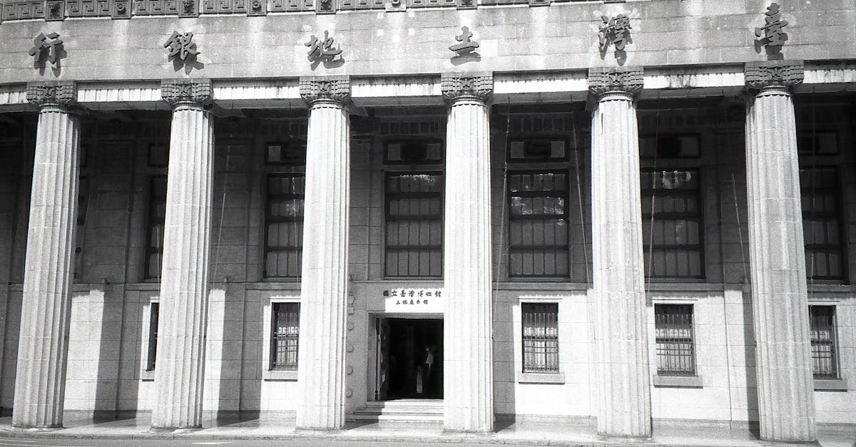 What are the best banking options in Taiwan for expats?
