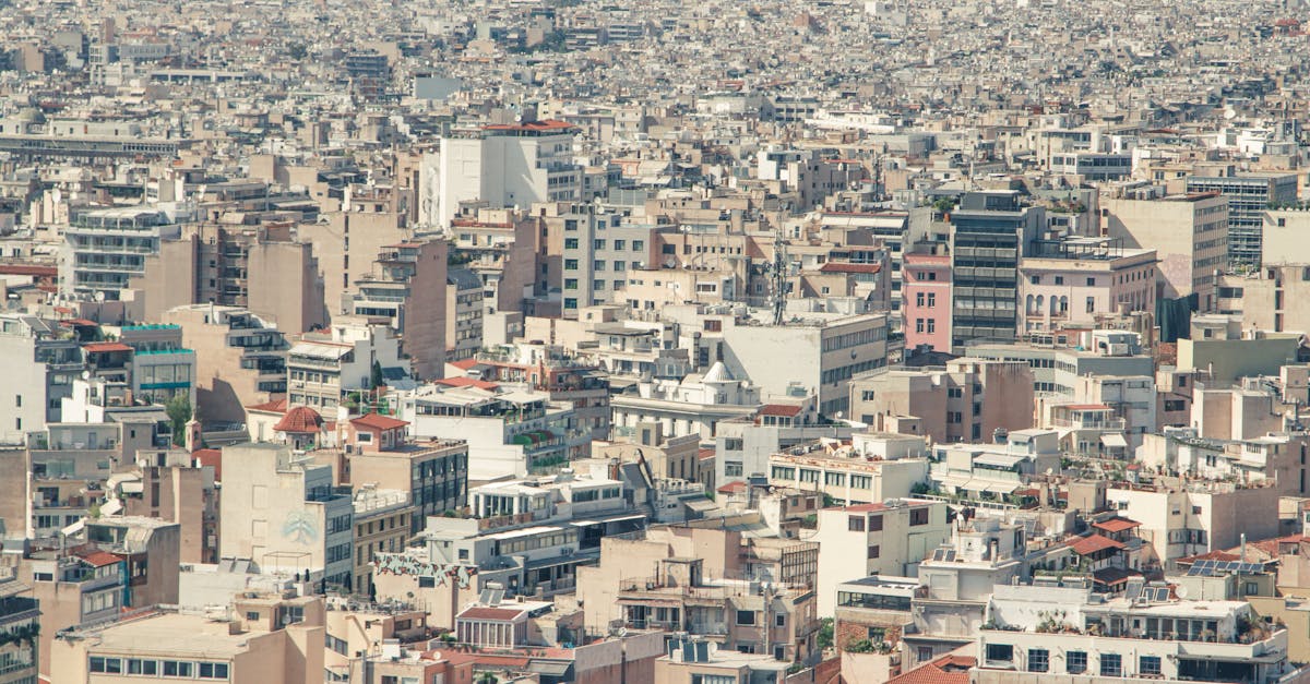 What taxes do expats pay in Greece?